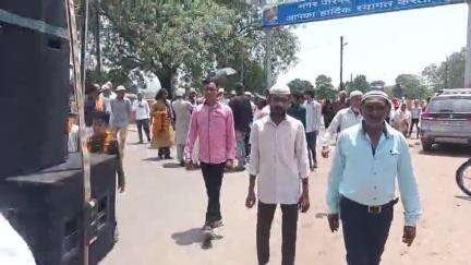 नौरोजाबाद: नगर से हज यात्रा के लिए रवाना हुए लोग, नगरवासियों ने नम आंखों से की विदाई