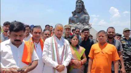 सिमरिया: डमौल गांव में आयोजित महायज्ञ में सांसद कालीचरण सिंह पहुंचे, यज्ञ समिति ने उनका स्वागत किया