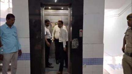 বহরমপুর: বহরমপুর জেলা প্রশাসনিক ভবনে জেলা প্রশাসনের অধিকারিকদের নিয়ে বৈঠকে রাজ্যের মুখ্য সচিব মনোজ পন্থ