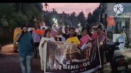 বিষ্ণুপুর ২: অপারেশন সিন্দুরের সাফল্যে আমতলা এলাকায় ৩০০ ফুটের জাতীয় পতাকা নিয়ে গৌরবযাত্রা এলাকাবাসীদের