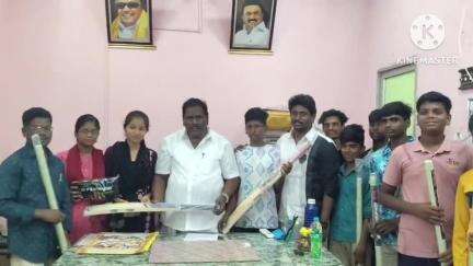 நாட்றாம்பள்ளி: RCS மெயின்ரோடு பகுதியில் உள்ள மாவட்ட சேர்மன் அலுவலகத்தில் விளையாட்டு வீரர்கள், வீராங்கனைகளுக்கு உபகரணங்கள் வழங்கிய மாவட்ட சேர்மன் சூரியகுமார்
