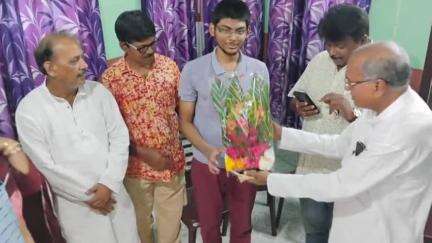 সিঙ্গুর: হুগলির চন্দননগরের রাজ্যের উচ্চ মাধ্যমিক পরীক্ষায় ষষ্ঠ স্থান অধিকারী রৌণক গড়াইকে সংবর্ধনা মেয়র রাম চক্রবর্তীর
