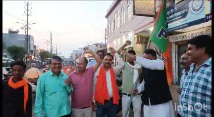 गुना नगर: भारतीय सेना ने पहलगाम हमले का पाकिस्तान से लिया बदला, एबी रोड पर लोगों ने तिरंगा लहरा कर मनाया जश्न #operationsindoor
