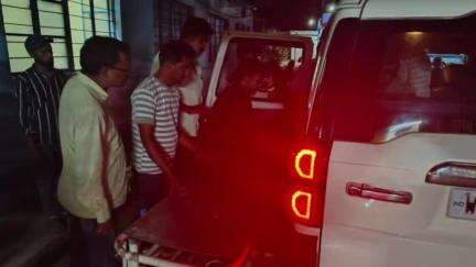 পাড়া: করনবাঁধ সংলগ্ন রাস্তায় দুটি বাইকের সংঘর্ষে আহত দুই জনকে নিজের গাড়িতে করে পাড়া হাসপাতালে ভর্তি করলেন প্রাক্তন বিধায়ক