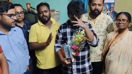শ্রীরামপুর-উত্তরপাড়া: বৈদ্যবাটি পৌর এলাকার বাসিন্দা তন্ময় হালদার রাজ্যে উচ্চমাধ্যমিক পরীক্ষায় স্থানাধিকারী, সংবর্ধনা DYFI-র