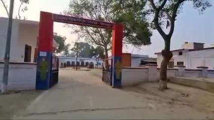 खजनी: सिकरीगंज इलाके के महादेवा बाज़ार में एक व्यक्ति के घर के दरवाजे पर खड़ी मोटरसाइकिल को चोरों ने उठा लिया
