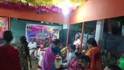 পুরাতন মালদা: নবাবগঞ্জ জোড়া কালীস্থান এলাকায় ব্যাপক উৎসাহ উদ্দীপনার মধ্যে দিয়ে এক নাম কীর্তন জমে উঠেছে