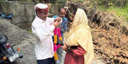 भलेई: पूर्व शिक्षा मंत्री आशा कुमारी ने ग्राम पंचायत ठाकरीमट्ठी का दौरा किया, लोगों से की मुलाकात