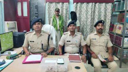 ओबरा: ओबरा पुलिस ने अवैध हथियार रखने के खिलाफ कार्रवाई करते हुए जगिया गांव से एक अभियुक्त को देसी कट्टा के साथ गिरफ्तार किया