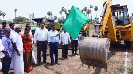 மதுராந்தகம்: கரிக்கிலி ஊராட்சியில் குடிமராமத்து சிறுபாசன ஏரிகள் தூர்வாருதல் திட்டத்தினை கலெக்டர் துவக்கி வைத்தார்
