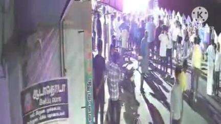 குளித்தலை: குளித்தலை மகா மாரியம்மன் கோவில் திருவிழாவில் கத்தியால் குத்தி தப்பி செல்லும் சிசிடிவி காட்சி