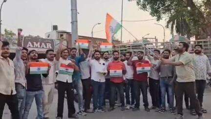 शाहजहांपुर: पाकिस्तान हमले के बाद टाउन हॉल पर युवाओं ने श्रीराम जी अवस्थी एडवोकेट के नेतृत्व में बांटी मिठाईयां #OperationSindoor
