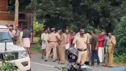 കണ്ണൂർ: മലപ്പട്ടത്ത് യൂത്ത് കോൺഗ്രസ് പ്രതിഷേധ പ്രകടനത്തിന് നേരെ സി.പി.എം അതിക്രമം, കല്ലേറും കൈയേറ്റവും നടത്തി
