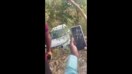 जखनिया: चुरामनपुर के पास बड़ा सड़क हादसा टला, तेज रफ्तार कार खड़े ट्रक से टकराई, हवा में उछलकर गड्ढे में गिरी, 6 घायल