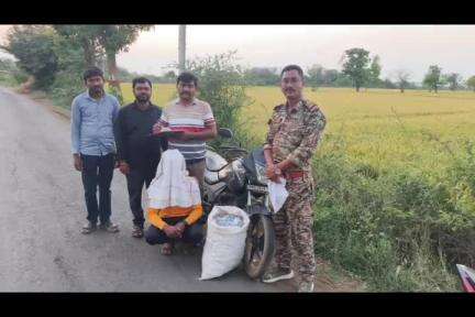 लाखांदूर: लाखांदूर येथील मढेघाट फाट्यावर देशी दारूची तस्करी करताना रंगेहात पकडले; एक लाख 150 रुपयाचा मुद्देमाल जप्त