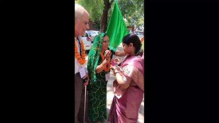 अकलतरा: अकलतरा नगर पालिका अध्यक्ष दीप्ती रोहित सारथी ने बस को हरी झंडी दिखाकर तीर्थयात्रियों को रवाना किया