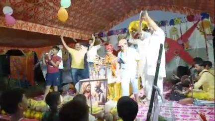 बिसवां: नकरहा गांव में श्रीमद्भागवत पुराण कथा में कथाव्यास ने देवकी के 8 संतानों की उत्पत्ति और श्रीकृष्ण के जन्म की सुनाई कथा