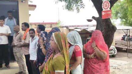 सिंगोली: रतनगढ़ में नौकरी से निकाले गए सफाई कर्मचारी मुख्यमंत्री को ज्ञापन सौंप, 5 मई से धरने पर बैठे