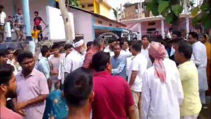 মানকাচৰ: মানকাচৰৰ ফেকামাৰী গাওঁ পঞ্চায়তৰ অন্তৰ্গত খাৰুৱাবান্ধাৰ ৫ নং ৱাৰ্ডৰ ভোটগ্ৰহণ কেন্দ্ৰত উত্তেজনা