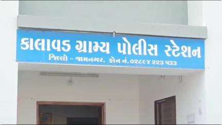 કાલાવાડ: કાલાવડના નિકાવામાં મકાનમાંથી ઈંગ્લીશ દારૂની નવ બોટલ ઝડપાઇ