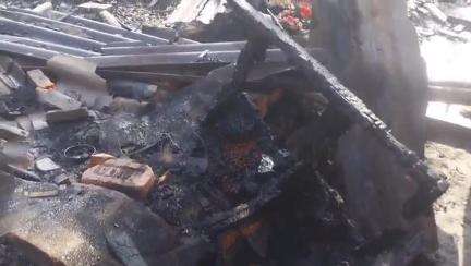 लालगंज: लालगंज थाना क्षेत्र के पीरापुर गांव में आग लगने से 14 झोपड़ियाँ जलकर राख हो गईं
