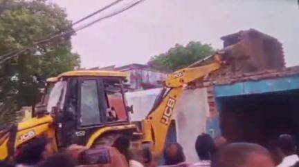 शाहाबाद: भारतीय स्टेट बैंक के पास नगर पालिका शाहाबाद की टीम ने जेसीबी की मदद से अवैध अतिक्रमण हटवाया, बाकी लोगों को दिए निर्देश
