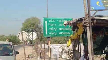 કડી: કડીના નરસિંહપુરા લગ્નમાં આવેલા કૌટુંબિક ભાઈઓ બાઈક લઈને કડી તરફ જઈ રહ્યા હતા ત્યારે ટ્રક ચાલકે ટક્કર મારતા એક યુવકનું મોત
