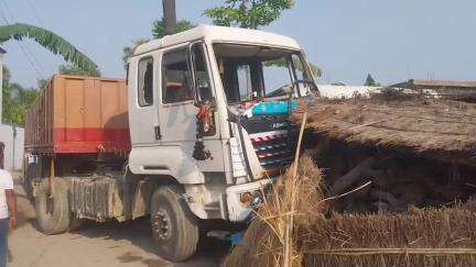 लालगंज: जलालपुर में घर में घुसा बेकाबू ट्रक, बाल-बाल बचे गृहस्वामी