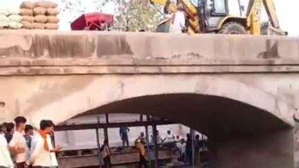 डेरापुर: झींझक नहर में अधेड़ ने लगाई छलांग, चौकी प्रभारी ने नहर में कूदकर निकाला बाहर; अधेड़ की हुई मौत