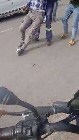 प्रयागराज 12 पावर प्लांट के पास सड़क हादसा लड़की को गंभीर चोट आई है शंकरगढ़ सामुदायिक स्वास्थ्य केंद्र भेजा गया