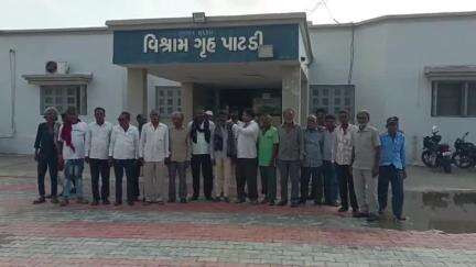 દસાડા: કમોસમી માવઠાએ અગરિયાઓની મુશ્કેલી વધારી: લાખોનું નુકસાન:સર્વે અને વળતરની માગ સાથે ધારાસભ્યને રજૂઆત