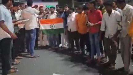 अंबाजोगाई: भारताने अतिरिकी अड्डे उध्वस्त केल्याने अंबाजोगाईच्या मुख्य चौकात नागरिकांनी फटाके वाजवून व पेढे वाटून केला उत्सव साजरा