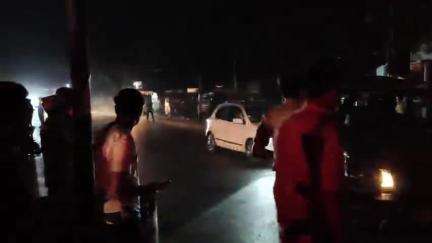 घोसी: रात के 9 बजते ही घोसी में छाया अंधेरा, संभावित पाकिस्तानी हमले के इनपुट पर किया गया ब्लैकआउट। #OperationSindoor