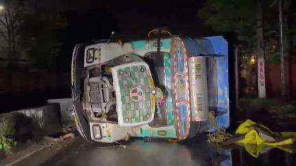 টেঙাখাত: দুলীয়াজানৰ অইলৰ WSS ৰ সন্মুখত ভয়ংকৰ পথ দুৰ্ঘটনা, ৰাজপথত বাগৰিল ট্ৰাক ,এজন গুৰুত্বভাৱে আহত