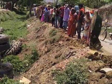new driver ke karan palti trakatar . post shikarganj chakia chandwali hetimpur baba jageswarnat