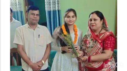 डौण्डी: कुसुमकसा जनपद सदस्य मंजू संजय बैस व ग्रामीणों ने 12वीं की परीक्षा में 10वां स्थान पाने वाली ग्रेसी साहू का किया सम्मान