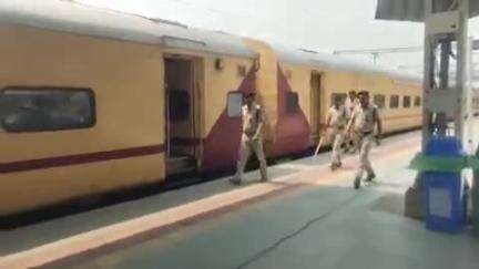 मारवाड़ जंक्शन: मारवाड़ जंक्शन रेलवे स्टेशन पर जीआरपी और आरपीएफ ने निकाला फ्लैग मार्च, ट्रेनों में यात्रियों की ली तलाशी