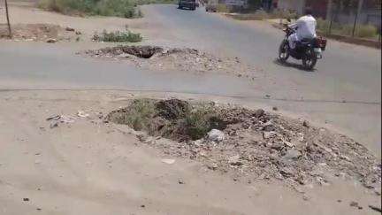 यावल: यावल शहरातील आयेशा नगरमध्ये जाणाऱ्या रस्त्यावर खोदलेले खड्डे बुजण्याची मागणी, खड्ड्यामुळे अपघाताची भीती #Jansamasya