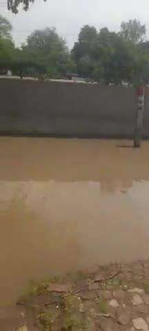 naale  nahi ho rage hai saaf rod par bhar rha  hai  paani  


bilpur  rod  station  ke paas  chotu  kirna  store  ke.