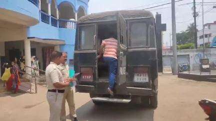 নাকাশিপাড়া: শিবপুরের এক নাবালিকাকে বিয়ের উদ্দেশ্যে অপহরণ করে  এক  যুবক ঘটনায় জড়িত দুই ব্যক্তিকে গ্রেফতার করে আদালতে পাঠালো পুলিশ