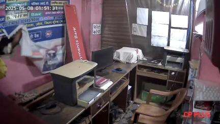 जौरा थाना क्षेत्र अंतर्गत ऑन लाइन कंप्यूटर की दुकान में दीवाल में छेद कर अज्ञात चोर 30 हजार रुपए नगद व एक लैपटॉप चुरा
