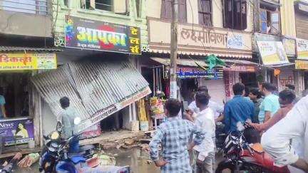 बेगुं: बेगू नगर के लालबाई फूलबाई चौक में एक दुकान का छज्जा टूटकर गिरा, बड़ा हादसा होने से टला