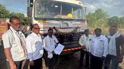 वणी: भरदिवसा रेती तस्करी करणारा हायवा ट्रक महसूल विभागाने पकडला, वरोरा बायपासवरील संविधान चौक येथे केली कारवाई