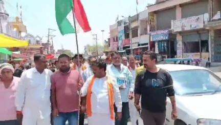 इटवा: इटवाः पाकिस्तान में आतंकी ठिकानों पर सेना की एयर स्ट्राइक पर इटवा में हियुवा ने मनाया जश्न,फोडे पटाखें#OperationSindoor