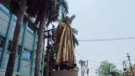 পুরুলিয়া ২: পুরুলিয়ার রবীন্দ্রভবনের সামনে রবীন্দ্রনাথ ঠাকুরের মূর্তি বসানো হচ্ছে আগামীকাল উদ্বোধন