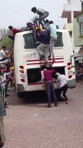 तालबेहट: तालबेहट में MP परिवहन विभाग के बस संचालक ने यात्रियों की जान जोखिम में डालकर बस की छत पर कराई यात्रा, वीडियो हुआ वायरल