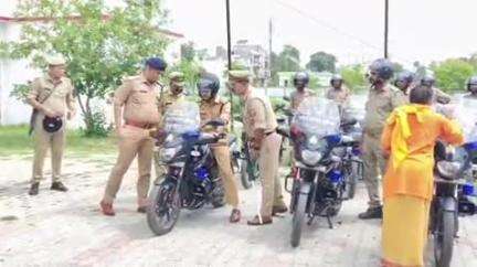 भिनगा: SP कार्यालय भिनगा से 9 PRV दो पहिया वाहनों को SP ने हरी झंडी दिखाकर रवाना किया, GPS बॉडी कैमरे से लैस