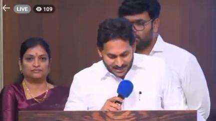 మడకశిర పట్టణ వైకాపా కౌన్సిలర్లతో ఏపీ మాజీ సీఎం వైఎస్ జగన్మోహన్ రెడ్డి గురువారం సమావేశమయ్యారు.