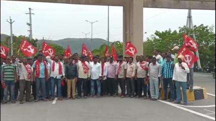 సిరిసిల్ల: 3వ రోజుకు చేరిన వార్పిన్ కార్మికుల సమ్మె కలెక్టరేట్ వద్ద నిరసన తెలిపి సూపరిండెంట్ కు వినతిపత్రం అందజేసిన నాయకులు