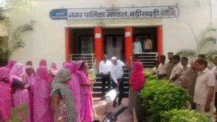 बड़ी सादड़ी: बड़ी सादड़ी में जिला कलेक्टर के निर्देश पर नगर पालिका अध्यक्ष ने स्वच्छता अभियान का किया शुभारंभ